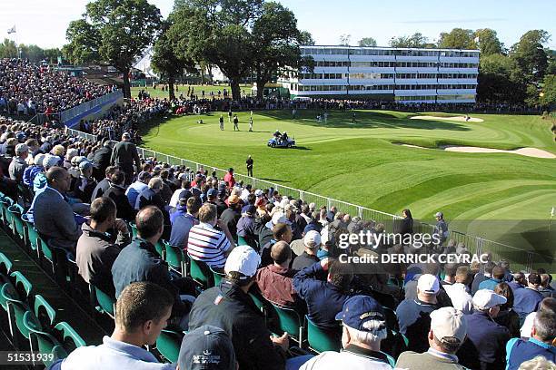 Golf fans seat around the 18th hole's green during the teams practice 26 september 2002 one day before the start of the Ryder Cup between Europe and...