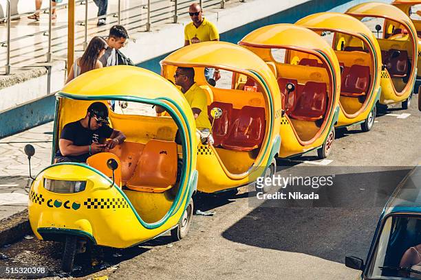 coco-taxis in havanna warten auf kunden - coco stock-fotos und bilder