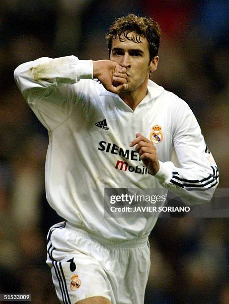Real Madrid's Raul Gonzalez kisses his ring after scoring the first goal during their Champions League match, group C, Real Madrid against Lokomotivl...