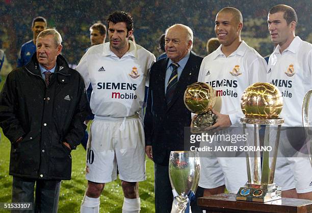 Real Madrid's players Portuguese Luis Figo , Brazilian Ronaldo and French Zinedine Zidane poses with soccer legend Alfredo Di Estefano and French...