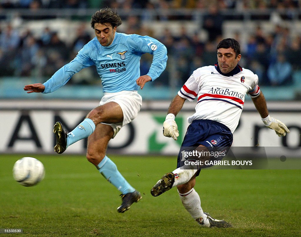 Lazio forward Argentinian Claudio Lopez (L) fights