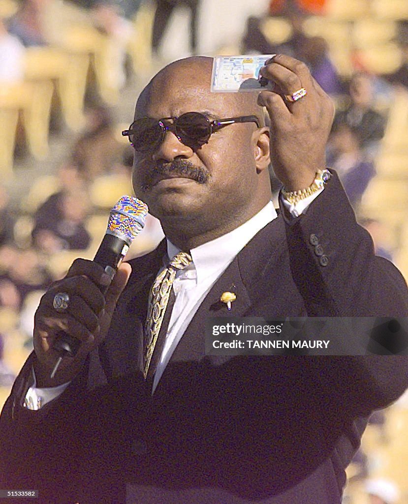 Former Chicago teammate Dave Duerson holds up his