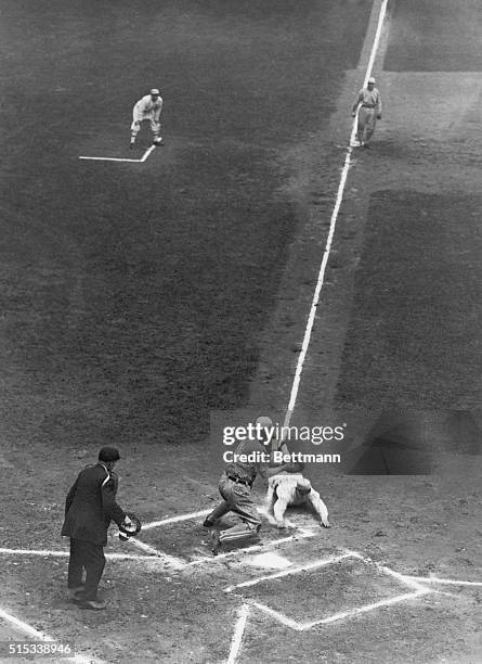 World Series, Game 4. Philadelphia Athletics' Rube Oldring out at home. | Location: Shibe Park, Philadelphia, Pennsylvania, USA.