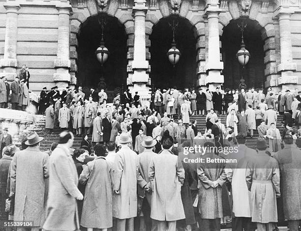 Crowd gathers on the courthouse steps during the trial of Piero Piccioni and Ugo Montagna, both accused of manslaughter in the high publicity death...