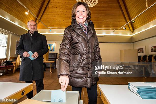 Malu Dreyer, incumbent governor of Rhineland-Palatinate and member of the German Social Democrats , casts her ballot in Rhineland-Palatinate state...