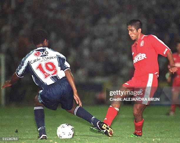 Colombian soccer player for America de Cali, Fabian Vargas , fights for the ball with the Alianza player 08 December 1999. El atacante del equipo...