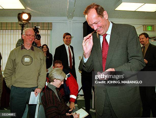 Democratic Presidential candidate Bill Bradley jokes with members of the news media after a press conference 11 December, 1999 in Palo Alto,...