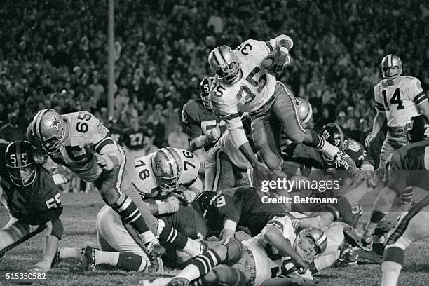 Dallas, TX- Cowboys-Giants. Dallas Cowboys Calvin Hill goes high in the air over the New York Giants line for a gain of 5 yards and a first down in...