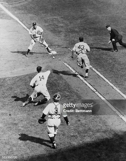 Detroit, Michigan: Action in the fourth inning of the first game of the 1935 World Series, with Detroit representing the American League and Chicago...