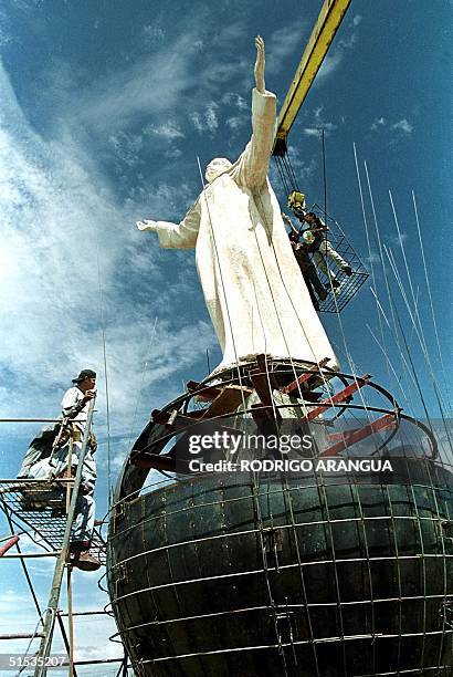 Nicaraguan workers paint the Christ King statue by Nicaraguan sculptor Noel Flores, in Managua 20 December, 1999. Un grupo de obreros de la alcaldia...