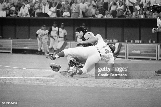 Cincinnati, OH- On a single hit by Chicago Cubs' Jim Hickman, Cincinnati Reds' Pete Rose scores the winning run in the 12th inning, slodong and...