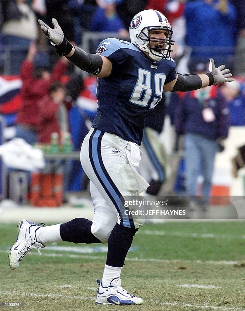 Frank Wycheck of the Tennessee Titans celebrates a