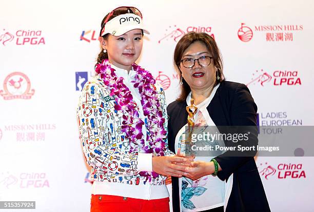 Shi Yuting of China receives the best dress Trophy from the hands of Jennifer Lee, CLPGT, during the Prize giving ceremony of the World Ladies...
