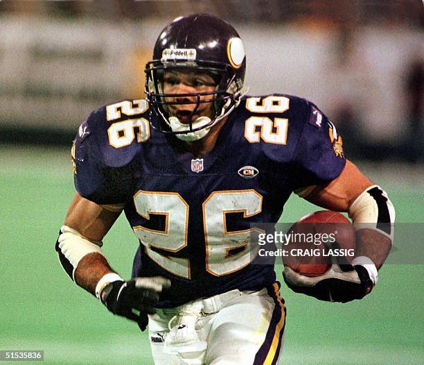 Minnesota Vikings running back Robert Smith runs for 26 yards and a touchdown after catching a Jeff George pass in the second quarter of their 09...