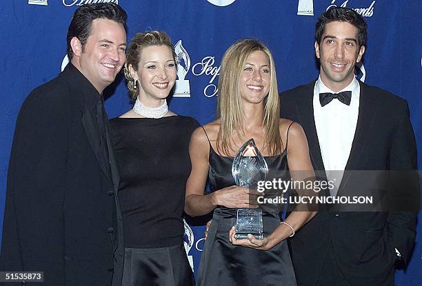 The cast of the television comedy "Friends" Matthew Perry, Lisa Kudrow, Jennifer Aniston, and David Schwimmer pose with their award at the 26th...