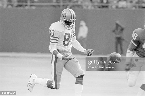 Out in the clear after catching a sure touchdown pass San Francisco's Jerry Rice has the ball pop out of his hands, in first quarter 1/4. Giants...