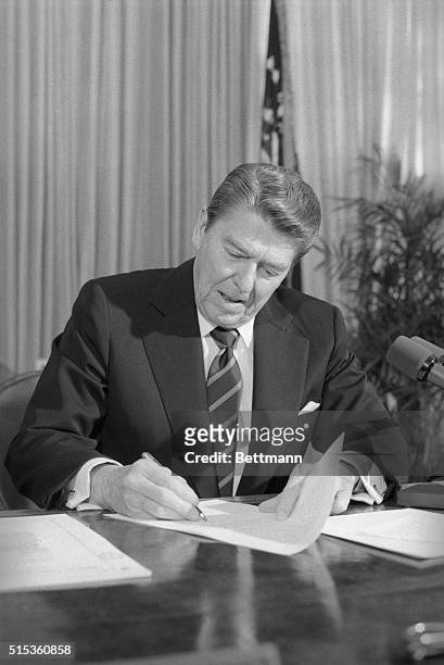 Washington: President Reagan vetoes the farm bill 3/6 in the Oval Office of the White House. It is the first veto of his second term. Reagan...