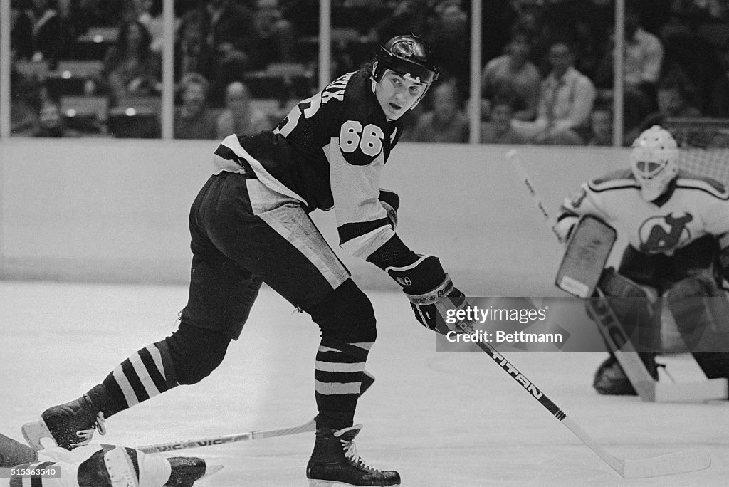 Mario Lemieux Going for The Play