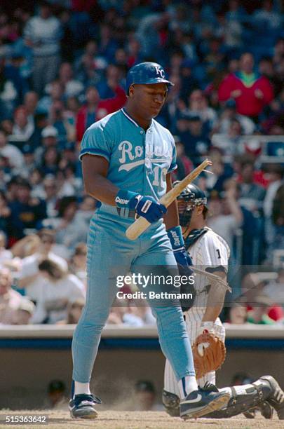 Kansas City Royals' Bo Jackson walks back to the dugout after breaking the bat over his knee after being struck out by New York Yankees pitcher Mike...