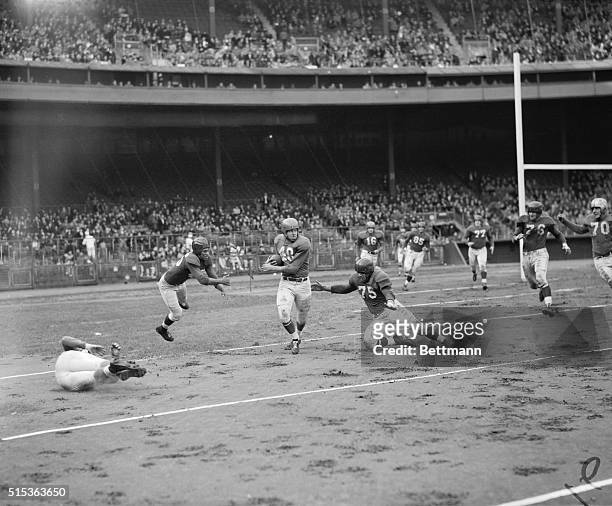 Bob Smith of the Detroit Lions who just caught a pass from quarterback Frank Tripucka, is about to be tackled by Bill Austin, , New York Giants...