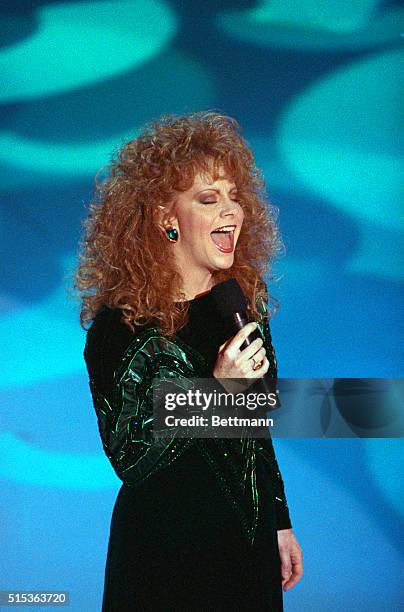 Country singer Reba McEntire, who lost most of her band in a tragic plane accident last week, sings her Oscar-nominated song, "I'm Checkin' Out" from...