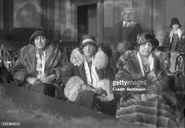 Alice Rhinelander sits with her sisters and other family members during the annulment trail of her marriage to Leonard "Kip" Rhinelander. Alice Jones...