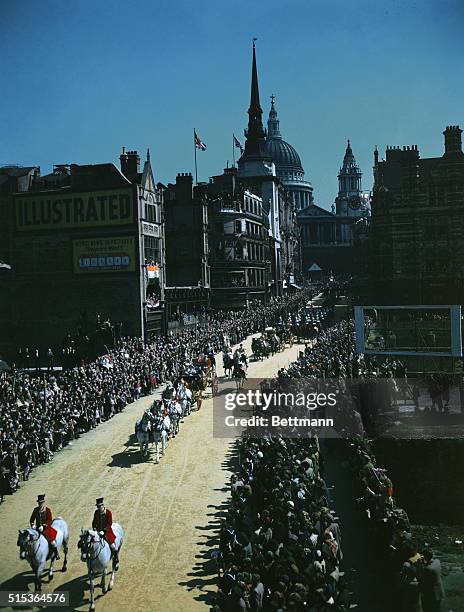 The "silver" wedding anniversary of King George VI and Queen Elizabeth is shown.