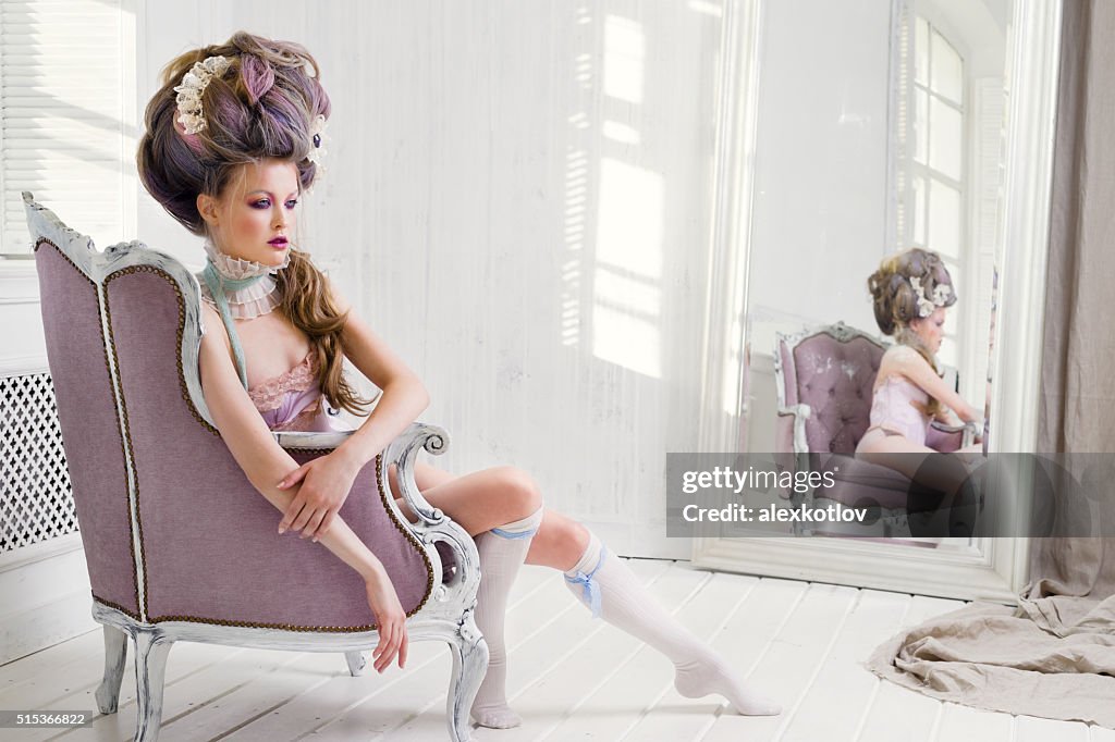 Femme assise dans un fauteuil de l'hôtel Renaissance