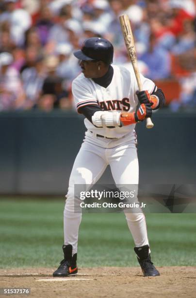Barry Bonds of the San Francisco Giants stands ready at the plate against the Houston Astros on May 17, 1993 at Candlestick Park in San Francisco,...