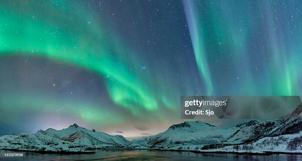 Luzes do Norte sobre as Ilhas Lofoten na Noruega