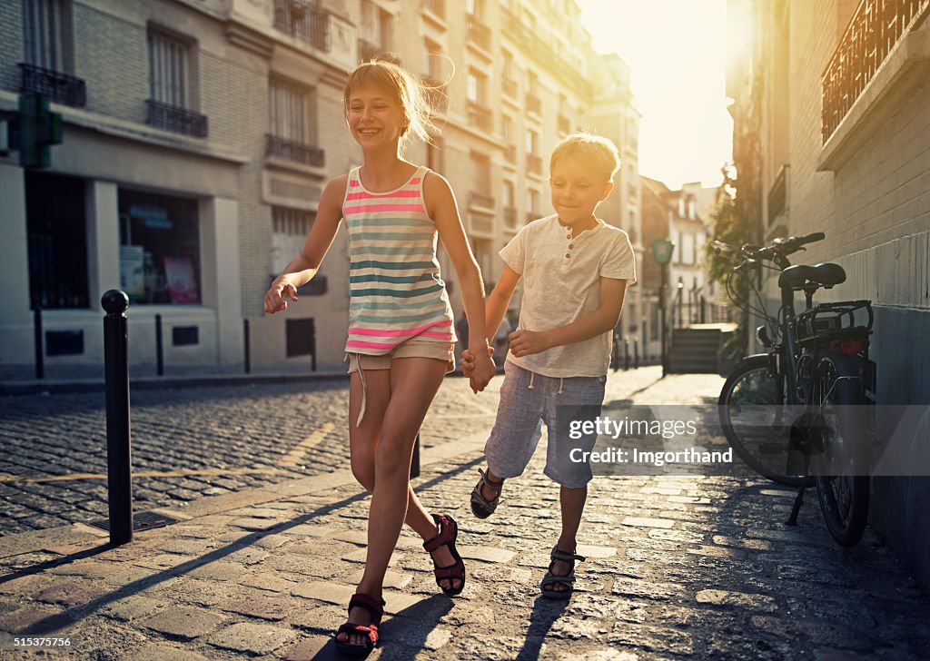 Heureux enfants courir dans la rue de Paris de Montmartre