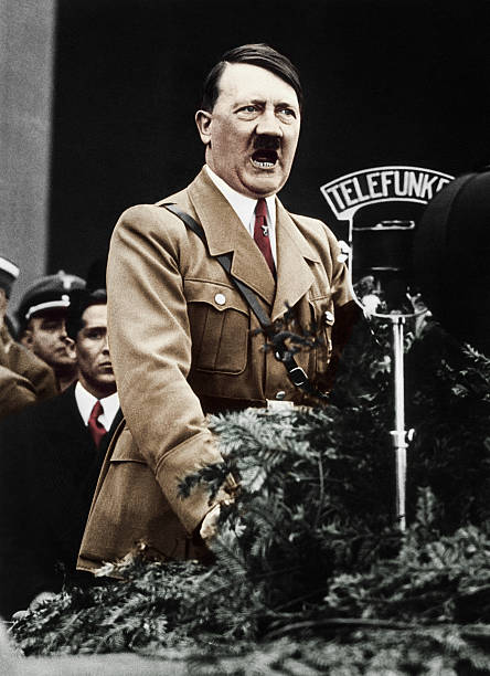 Adolf Hitler, close-up do chanceler falando no microfone do rádio.