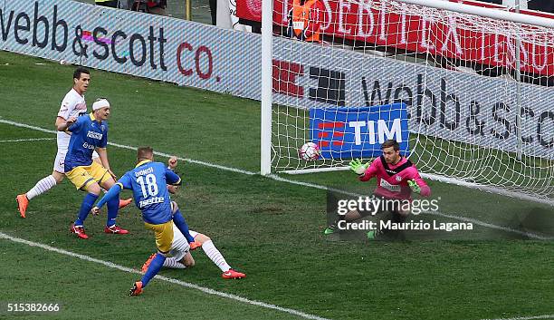 Federico Dionisi of Frosinone scores the equalizing goal during the Serie A match between Carpi FC and Frosinone Calcio at Alberto Braglia Stadium on...