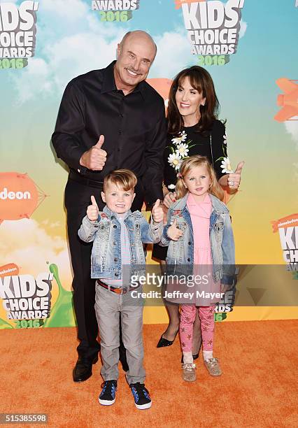 Personalities Dr. Phil McGraw, Robin McGraw and grandchildren Avery and London attend Nickelodeon's 2016 Kids' Choice Awards at The Forum on March...