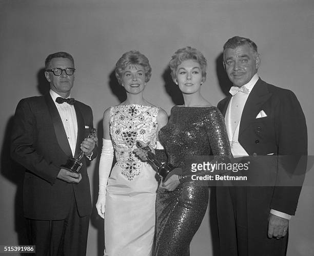 At the 1958 Academy Awards is George Wells, Doris Day, Kim Novak and Clark Gable.