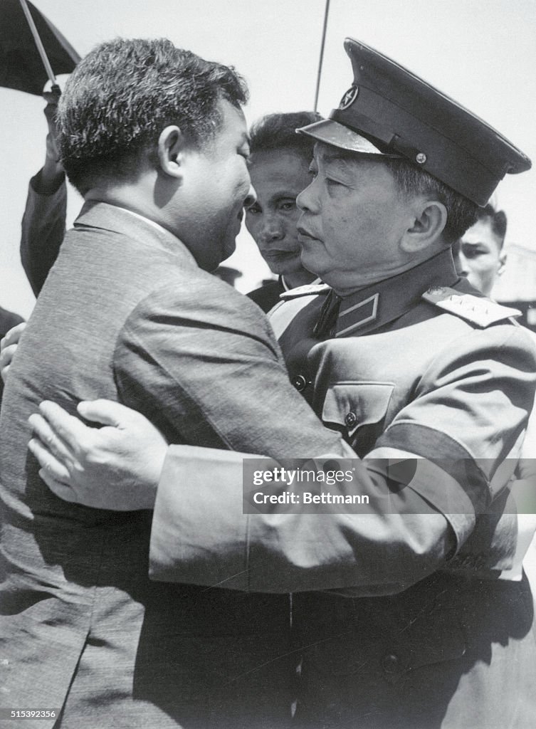 Vietnam and Cambodia Leaders Embrace