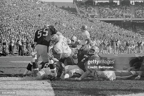 Kansas City Chief's Wendell Hayes dives from three yards out to score touchdown in second quarter to tie the Oakland Raiders 7-7 in their AFL...