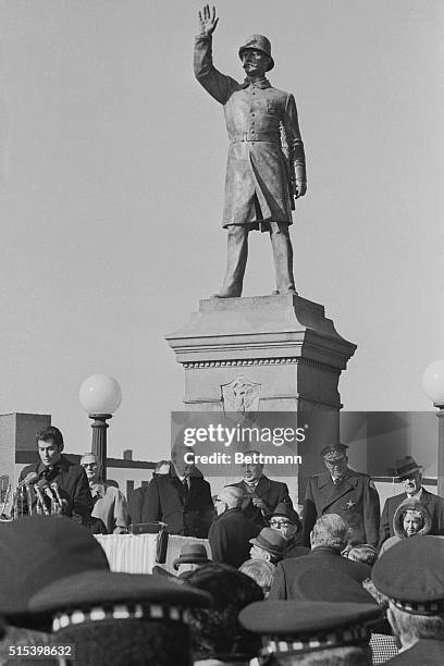 Chicago: Chicago mayor Richard Daley unveils the Haymarket statue during rededication ceremonies witnessed by hundreds of chilly Chicago policeman,...