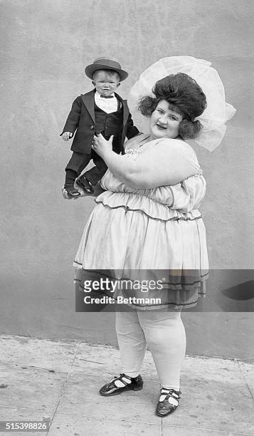 Nellie D. Lane, heaviest woman in the world and Major Mite, smallest man in the world.