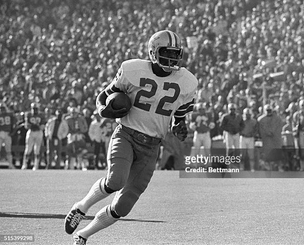 Bob Hayes , of the Dallas Cowboys, shown getting good yardage on an end-around play during a the Super Bowl game against Miami Dolphins.