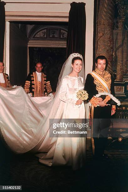 Prince Alfonso de Borbon y Dampierre enters El Pardo Palace with his bride, Maria del Carmen Martinez-Bordi. | Location: Madrid, Spain.