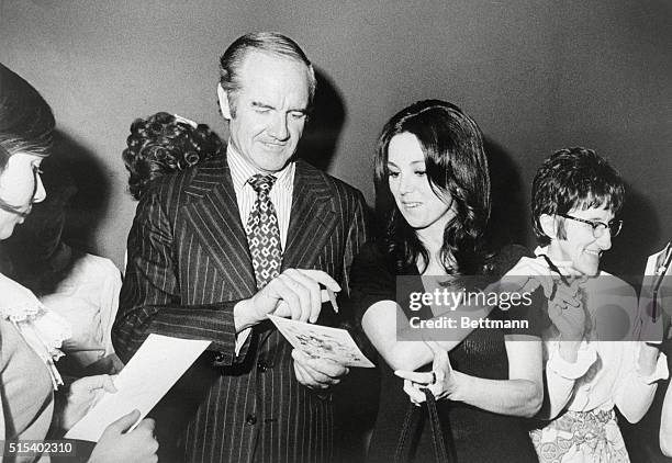 Manchester, New Hampshire: Democratic presidential candidate, Senator George McGovern, of South Dakota, and actress Marlo Thomas, hold impromptu...