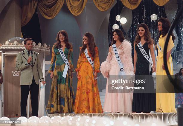 Dorado, Puerto Rico: Master of ceremonies Bob Barker introduces the winner, Miss Australia Kerry Anne Wells as new Miss Universe at ceremonies here....