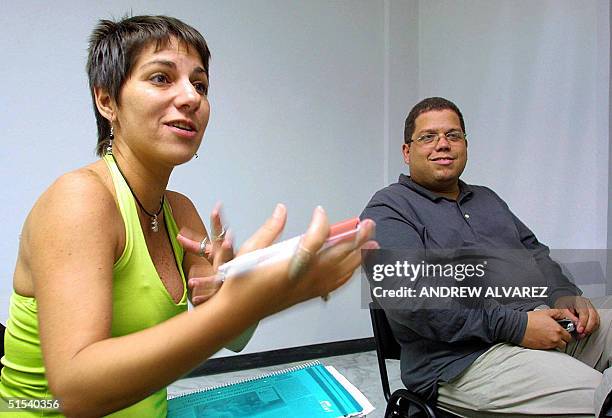 La directores generales del proyecto Infocentro, Karina Silva y Nestor Moya responden preguntas durante una entrevista con la AFP en Caracas, el 22...