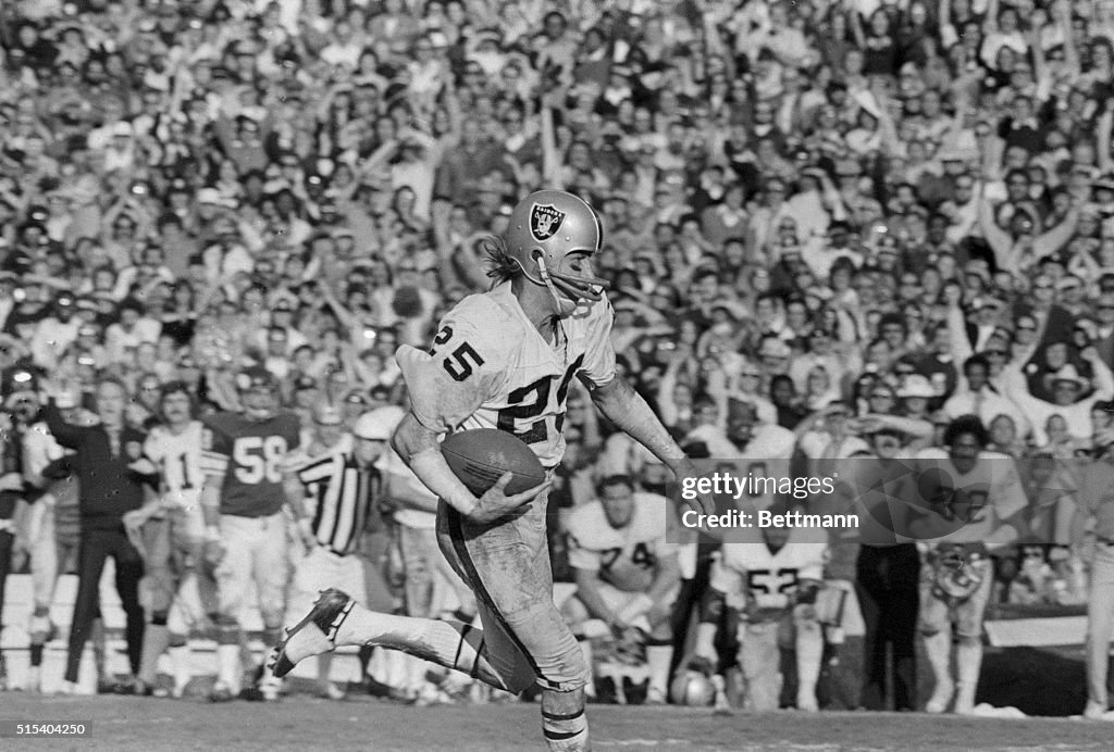 Fred Biletnikoff Running with Ball