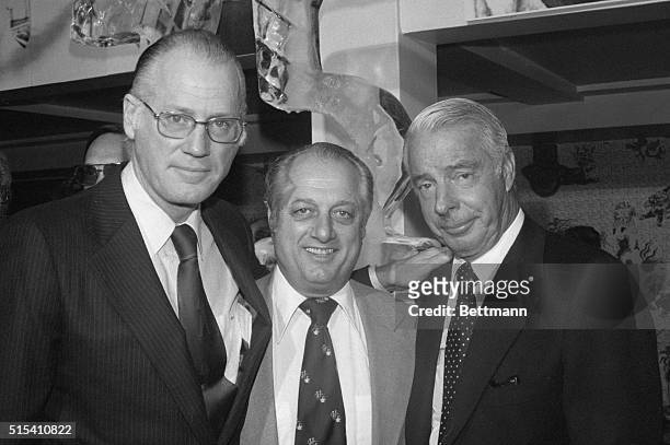 New York: baseball Commissioner Bowie Kuhn and New York Yankee great Joe DiMaggio flank Los Angeles Dodgers' manager tommy Lasorda during the 75th...