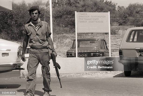 Greek Cypriot Soldier Armed With Ak-47, Foto jornalística