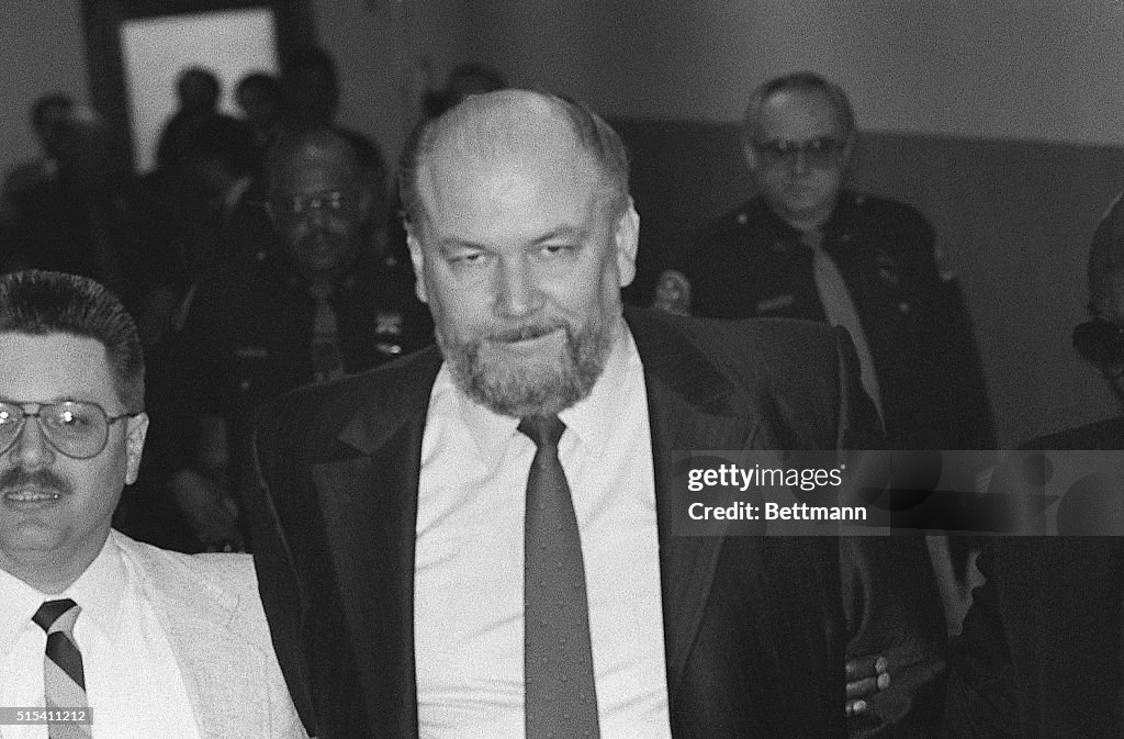Murder Suspect Richard Kuklinski Enter Courtroom