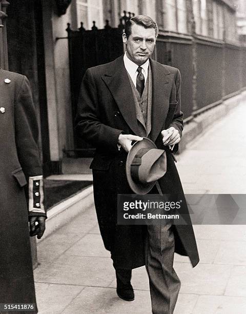 Cary Grant stops in London on his way home to Bristol to visit his mother.