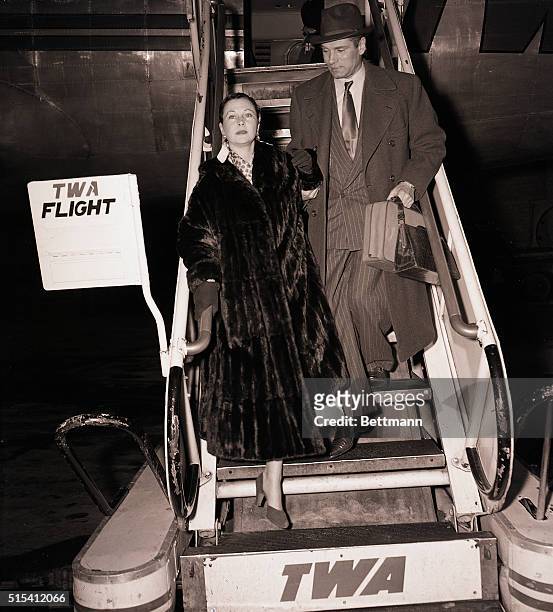 New York, NY-: Film actress Vivien Leigh, suffering from an acute nervous breakdown, arrives at New York's LaGuardia Airport, March 19, from...